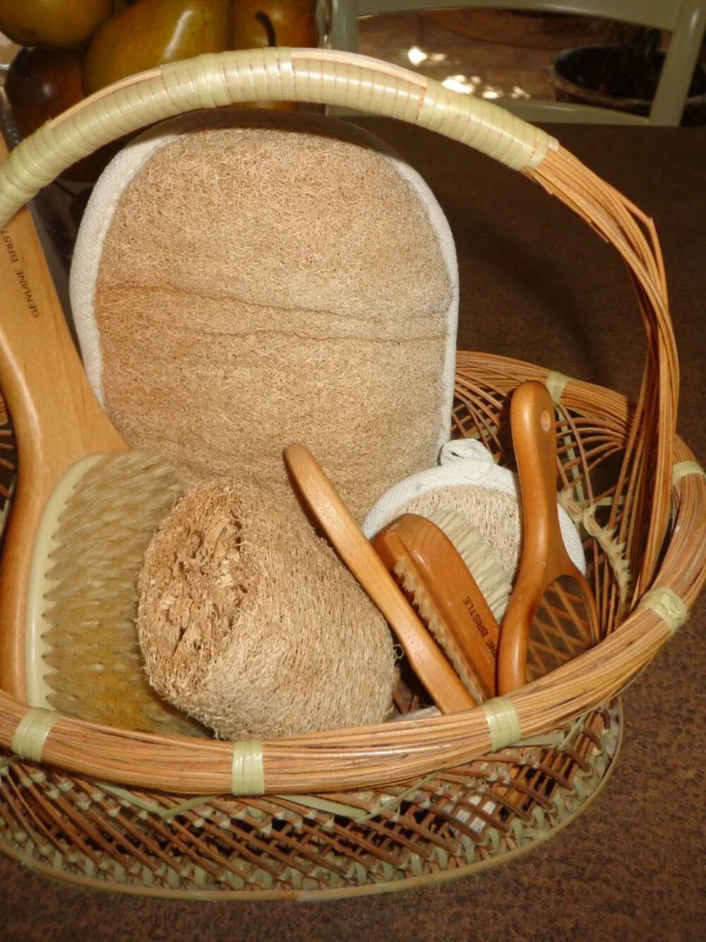 NEW Handled Spa Basket w/Contents Genuine Bristle Brushes, Mirror, Loofah, Mitt.